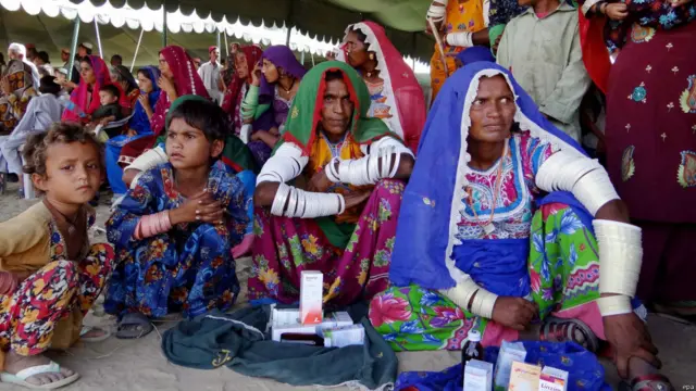 سندھ کے صحرائی علاقے تھر میں کیرتھر گاؤں میں فوج نے قحط سالی سے متاثرہ غریب لوگوں میں خوراک تقسیم کی۔