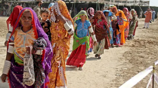 تھر میں اسی فیصد دیہات میں اس سال کوئی بارش نہیں ہوئی ہے اور قحط بحرانی کیفیت اختیار کرتا جا رہا ہے۔