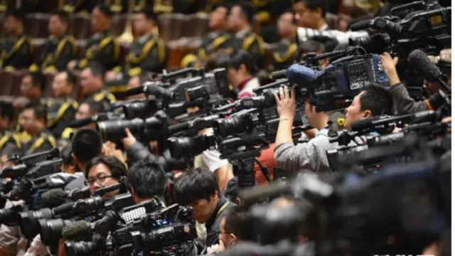 中國記者採訪中共十八大(新華網圖片)。