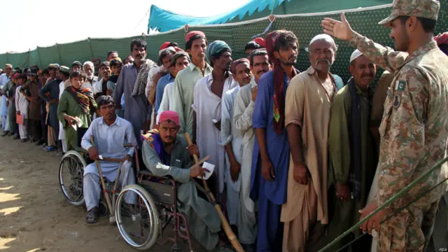 پاکستان پیپلز پارٹی کے چیئرمین بلاول بھٹو زرداری نے اپنی جماعت کے حکومتی اہلکاروں سے اس بارے میں وضاحت طلب کر لی ہے۔