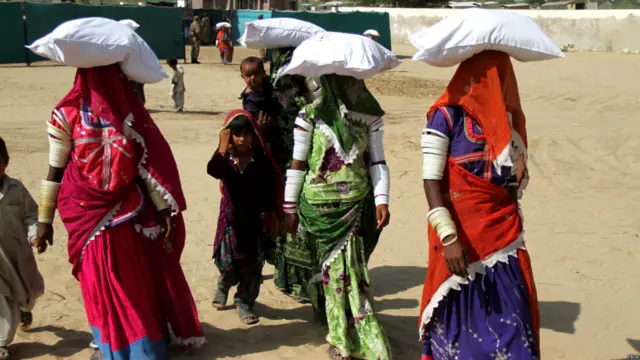 فوج کی طرف سے سرحدی دیہاتوں میں اناج تقسیم کیا گیا جہاں صورت حال بہت زیادہ سنگیں ہو گئی ہے۔