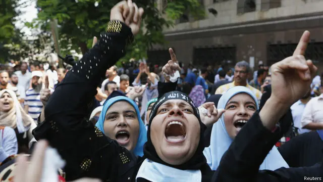 (أرشيف) يطالب أنصار مرسي بعودته رئيسا للبلاد.