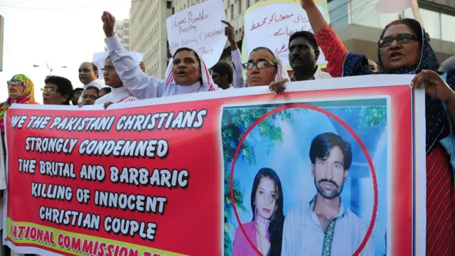 ضلع قصور میں ایک ہجوم کی طرف سے عیسائی جوڑے کو قرآن کی مبینہ بے حرمتی کے الزام میں ہلاک کیے جانے کے خلاف ملک میں احتجاج جاری ہے۔