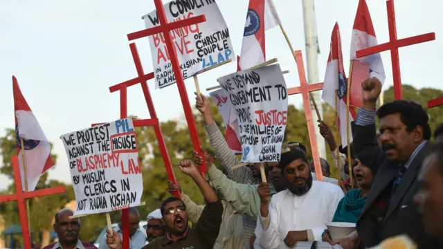 عیسائی مظاہرین کا مطالبہ ہے کہ ان مذہبی قوانین کو ختم کیا جائے جن کی آڑ عسیائی اقلیت کو نشانہ بنایا جا رہا ہے۔