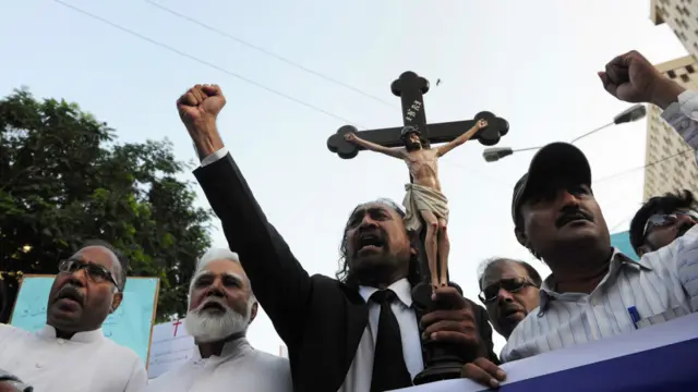 پولیس کے مطابق کوٹ رادھا کشن میں ہونے والے واقعے میں گاؤں کے پیش امام نے لوگوں کو بھڑکایا۔