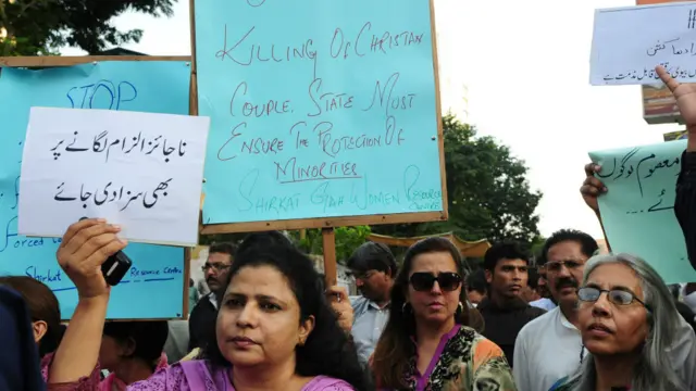 مظاہرین کا مطالبہ ہے کہ جھوٹا الزام لگانے والوں کو سزا دی جائے۔