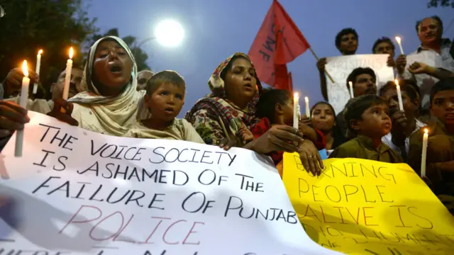 ویٹیکن نے پاکستانی رہنماؤں سے مطالبہ کیا ہے کہ وہ اس مجرمانہ فعل کی مذمت کریں۔