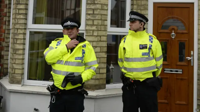 Полицейские у дома арестованного