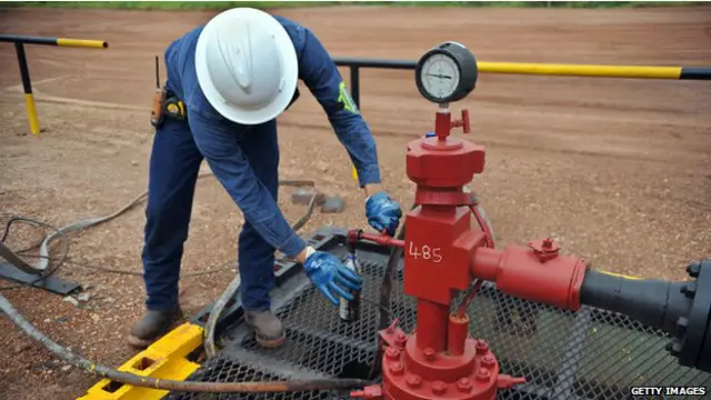 دکولمبیا د تیلو صنعت یوله هغو څانګو څخه دی چې د یاغیانو د بریدونو له امله اغیزمن شوي دی