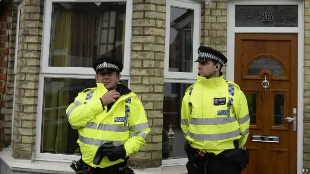 يشتبه في أن الأربعة لهم علاقة بالتجهيز وإثارة أعمال إرهابية.