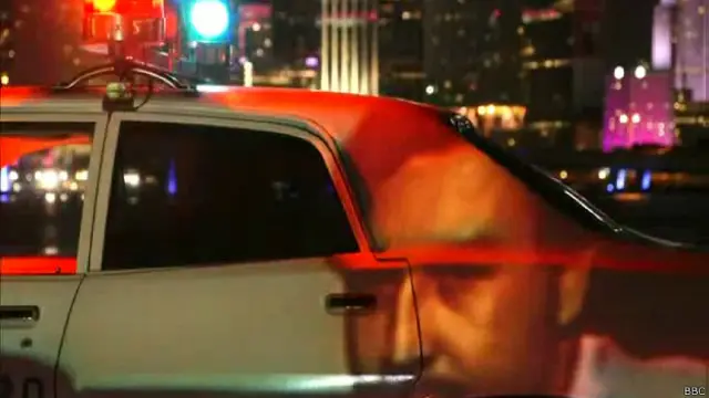 Carro de policía con rostro de Pablo Escobar