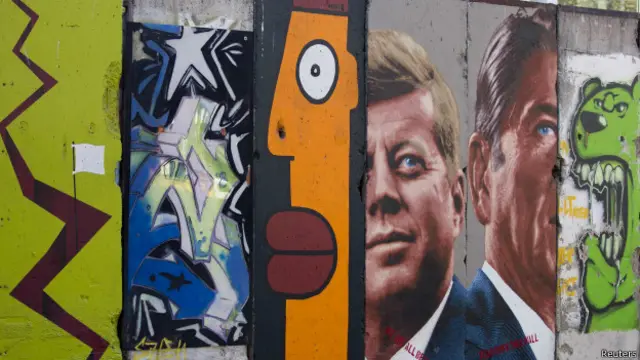 Фрагмент Берлинской стены с фотографиями связанных с ее историей американских президентов - Кеннеди и Рейгана - в Президентском музее Рейгана в Калифорнии