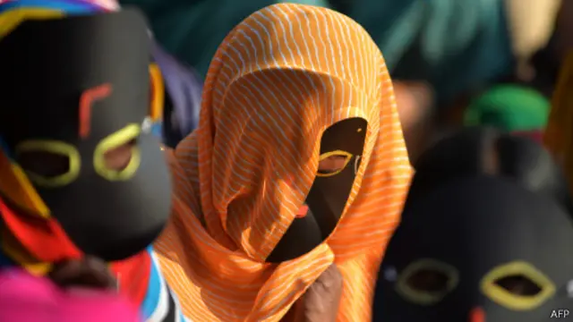 2013 වසරේදී මුහුණු ආවරණ පැළද විරෝධතාවයක නියැලෙන ඉන්දියානු කාන්තාවන් 