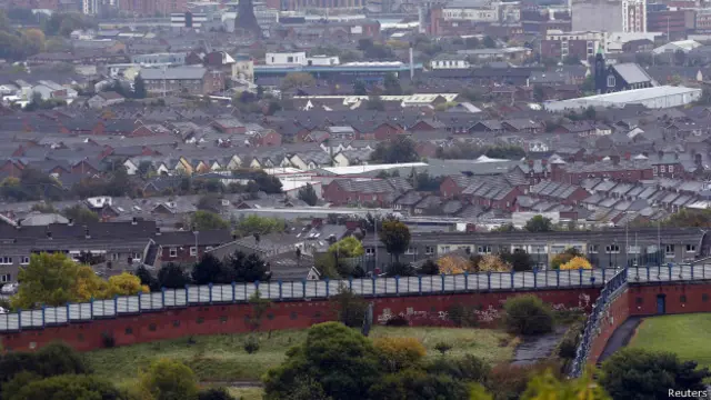 Стена, разделяющая кварталы протестантов и католиков в Ирландии