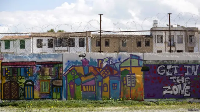 Стена, разделяющая северную и южную часть Кипра