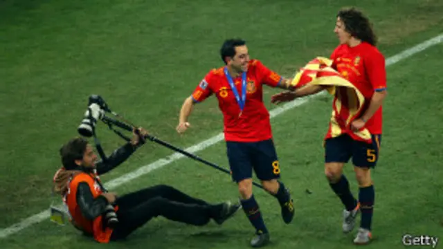 Los futbolistas españoles han celebrado sus victorias luciendo las banderas de sus comunidades autonómicas.