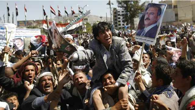جاء تشكيل الحكومة بعد ساعات من مظاهرات نظمها الآلاف من الحوثيين وأنصار حزب المؤتمر الشعبي الذي يتزعمه الرئيس السابق علي عبدالله صالح