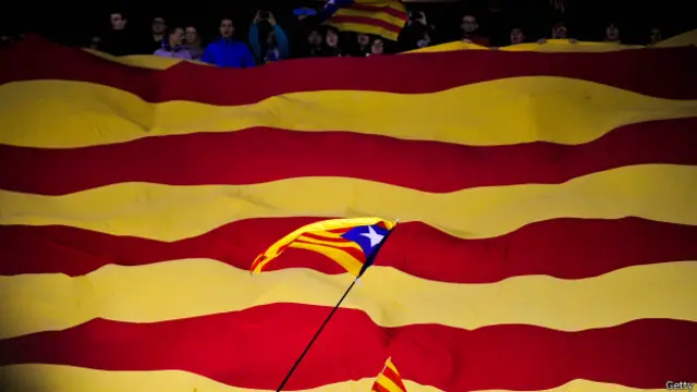 Banderas catalanas, tanto la aceptada constitucionalmente como la independentista, suelen estar presentes en los recintos deportivos en Cataluña.