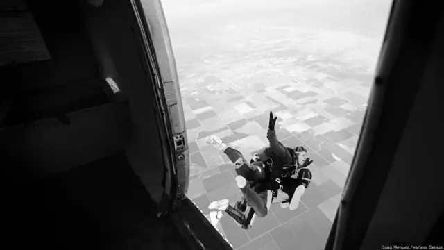 Ingenieros de Apple lanzándose en paracaídas