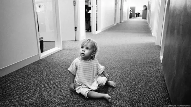 Bebé gateando en un corredor de las oficinas de Apple