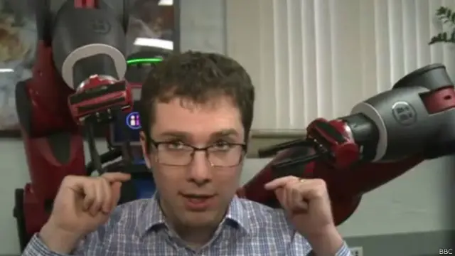 Dmitry Berenson mostra robô que pode ajudar a tirar roupas médicas contaminadas