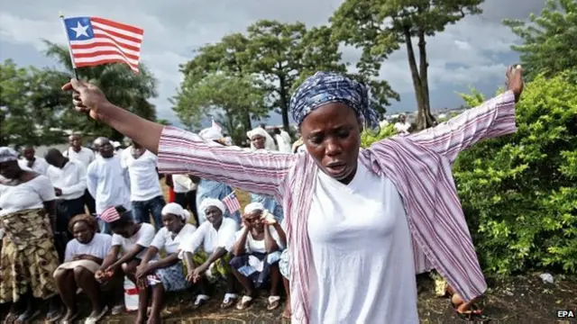 زنی در لیبریا برای محو این بیماری دعا می‌کند - این کشور در یک سال گذشته بیشترین مرگ ناشی از ابولا را داشته است