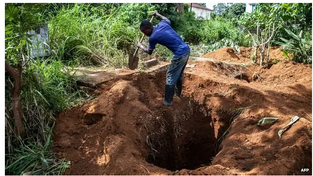 دفن جسد یکی از بیمارانی که بر اثر ابتلا به ابولا در گذشته است - سازمان بهداشت جهانی می‌گوید باید مراسم دفن به شیوه ایمن‌تری برگزار شود تا این ویروس مهار شود
