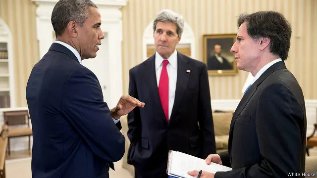 تونی بلینکن در کنار جان کری و باراک اوباما - اگر سنا به او رای دهد، جای بیل برنز را می‌گیرد که در مذاکرات با ایران نقش مهمی داشت