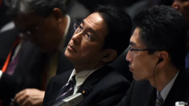 日本外相岸田文雄(中)在北京出席亚太经合会议。