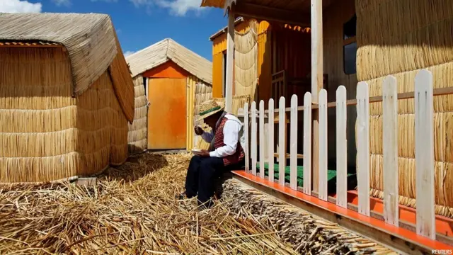 Hồ Titicaca, Peru. Điều gì đã khiến cho người Uros ở Hồ Titicaca xây dựng cả một hòn đảo cho ngôi làng của họ? Câu trả lời chỉ có một từ: Inca. Vào khoảng thế kỷ thứ 13, những cuộc tấn công thường xuyên từ những người láng giềng Inca hung hăng đã khiến người Uros dựng lên 42 hòn đảo từ những đám lau sậy trôi nổi mà ngôn ngữ địa phương gọi là totora. Những vật liệu này có đám rễ dày để trụ vững. Mỗi hòn đảo nhân tạo này có thể di chuyển như những chiếc bè lớn nếu sắp có cuộc tấn công nào đó.