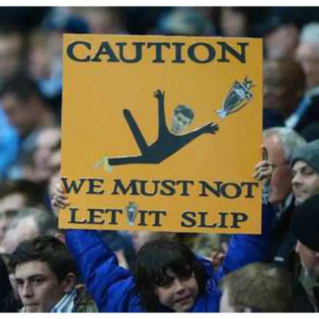 Pendukung Chelsea mengolok Steven Gerrard yang tersungkur saat Liverpool menghadapi Chelsea, tahun lalu.