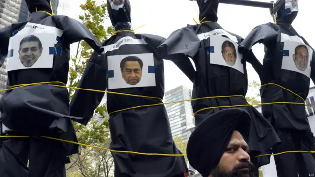 اس موقع پر سکھوں کے قتل عام پر اکسانے یا ملوث ہونے کے الزام میں اداکار امیتابھ بچن سمیت چار افراد کے پتلوں کو علامتی پھانسی دی گئی۔