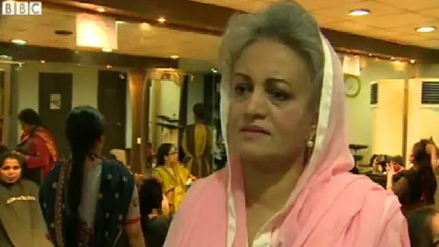 مسرت مصباح هغه سینګاروونکې ده چې د تېزاب د بریدونو ښکار شویو ښځو ته یې خپل سینګارتون په پناه ځای بدل کړی دی.