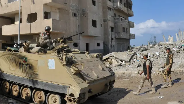 تشن السلطات المصرية حملة عسكرية واسعة في سيناء، التي أعلنت حالة الطوارئ في بعض مناطقها لمدة ثلاثة أشهر.