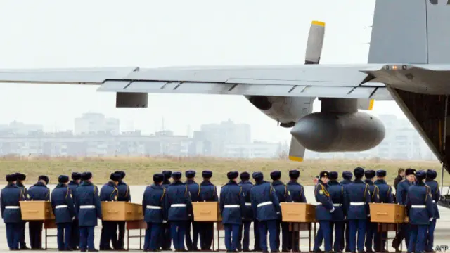 Ataudes con restos de víctimas del vuelo MH17.