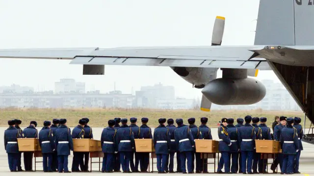 ۵ تابوت دیگر با بقایای قربانیان هواپیمای مسافربری مالزی از اوکراین به هلند فرستاده شد