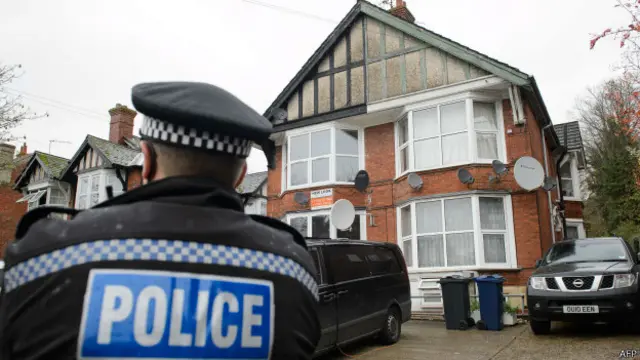 Salah seorang disergap ketika sedang ebrada dalam sebuah mobil.