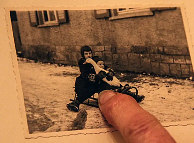 Даніелу віддали в село дідусеві і бабусі