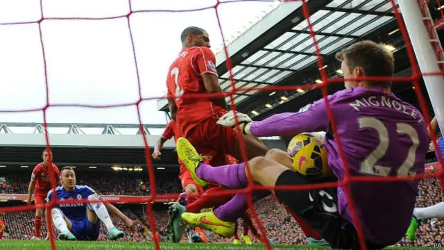 Mignolet sempat menangkap tendangan Cahill, tapi bola sudah lewat garis gawang.