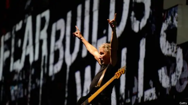 Страх будує стіни" - Роджер Уотерс під час історичного концерту The Wall біля Берлінської стіни 20 липня 1990