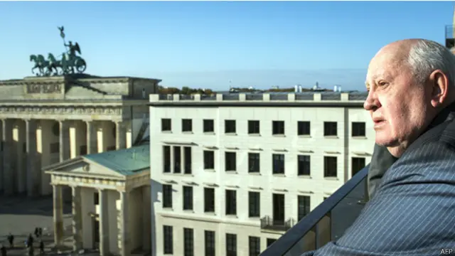 كان غورباتشوف الذي يبلغ من العمر 83 عاما يحضر حفلا اقيم عند بوابة براندنبورغ الشهيرة في برلين