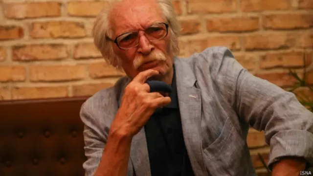 دولت آبادی گفت: اگر قصد و غرضتان ضربه اقتصادی به من است، بدانید که من با نان خشک هم زندگی کردهام. «تنها کتابهایم نبوده، در این سالها سرقتهای سینمایی بسیاری هم از آثار من شده. من اینجا دارم غارت میشوم.”