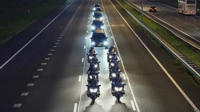 Iring-iringan lima jenazah berikutnya korban MH17 setelah mendarat di Belanda