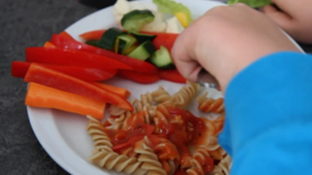 دوپہر کے کھانے میں بچے کھال کے بغیر مرغی، کچی گاجریں اور سیلڈ کھاتے ہیں