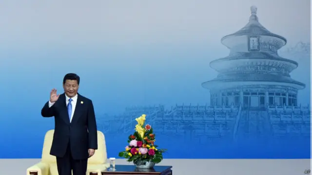 习近平在APEC工商领导人峰会开幕式上向与会者挥手致意(9/11/2014)