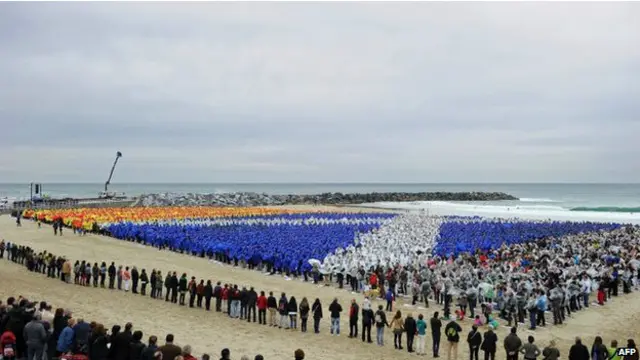 Живая мозаика цветов каталонского и шотландского флагов