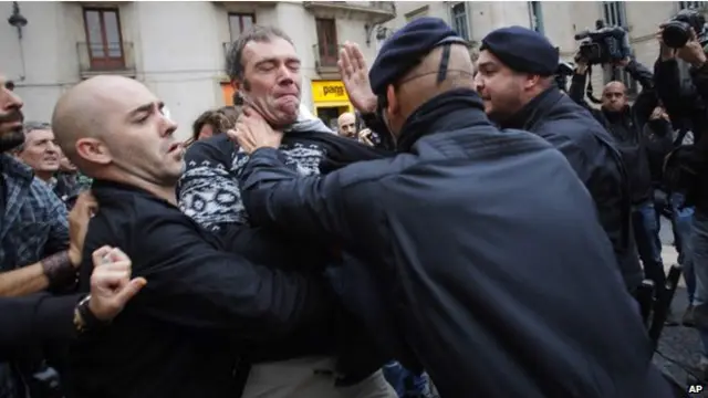 Столкновение между сторонниками независимости Каталонии и полицией в Барселоне 8 ноября 2014 г.