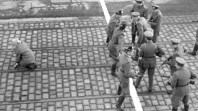 वर्ष 1955 में पूर्वी और पश्चिमी जर्मनी के पुलिस अफसर आमने सामने खड़े हैं. ये सफ़ेद रेखा पश्चिमी और पूर्वी जर्मनी के विभाजन को दिखाती है.