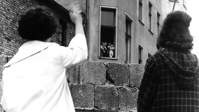 बर्लिन की दीवार के कारण कई परिवार बंट गए, किसी का घर दीवार के इधर था तो किसी का दीवार के उधर.