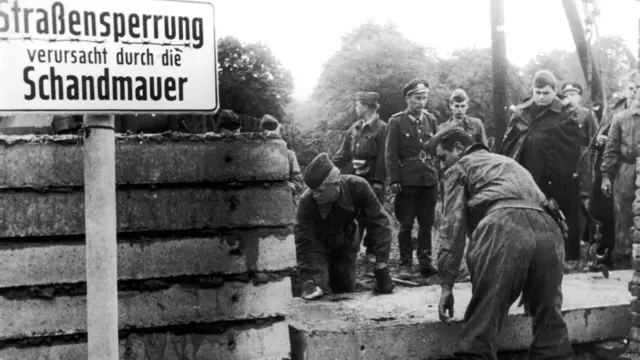 वर्ष 1961 में पूर्वी जर्मनी के सैनिक बर्लिन की दीवार खड़ी कर रहे हैं.